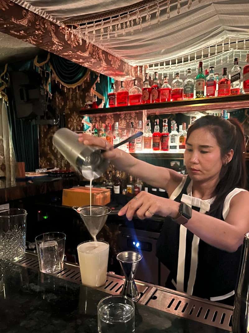 81 Cozy & Speakeasy Bar.