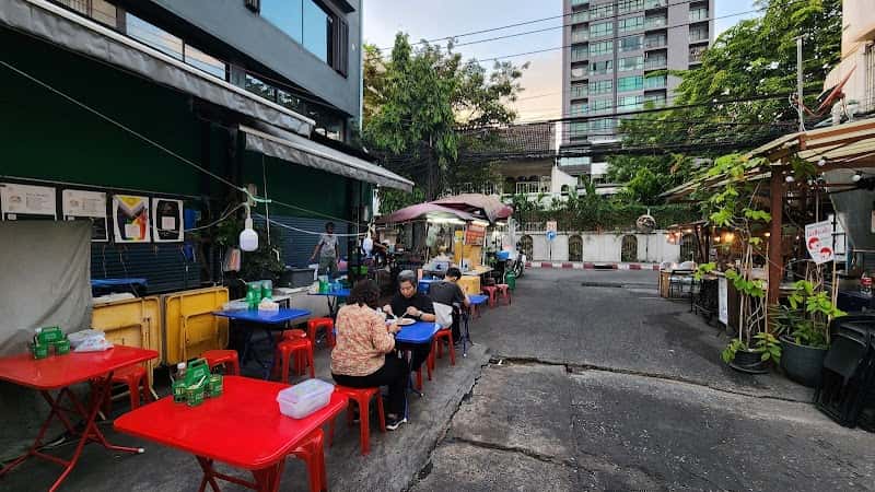 Khun Ake Mam Ari Pad Thai