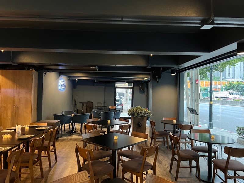 Snobbish Restaurant & Bar