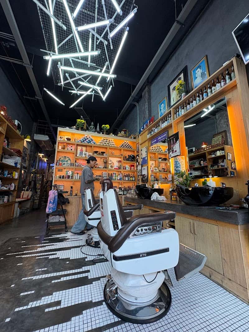 Tew's Barber Shop Ekamai