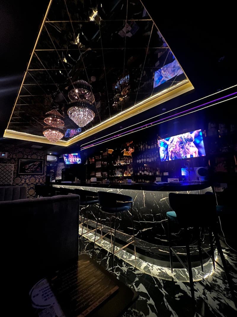 Club GEMS karaoke bar & Lounge カラオケバーラウンジ