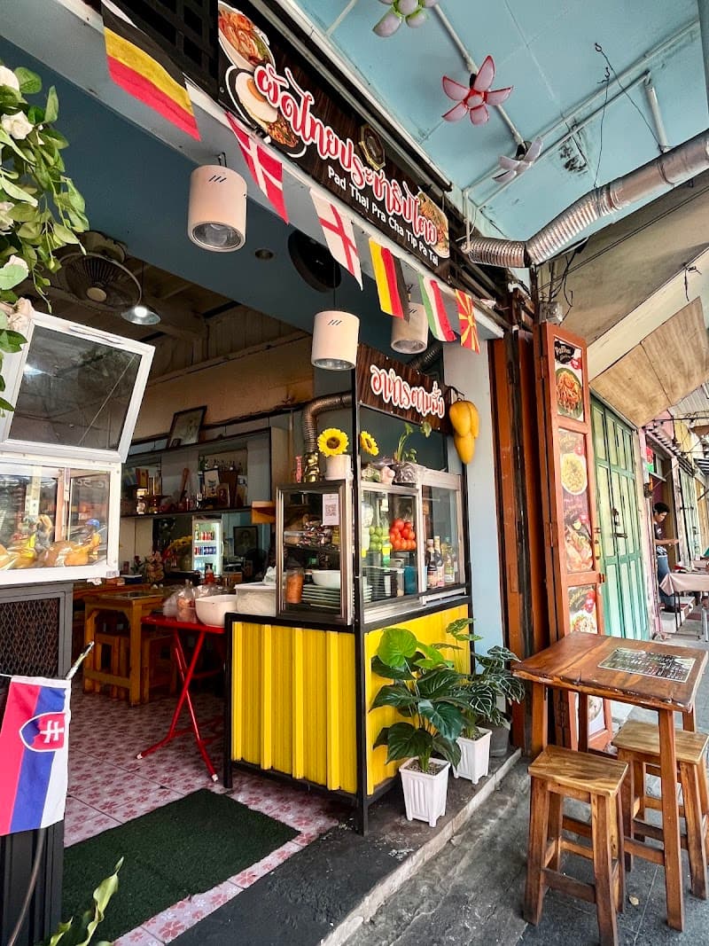 Democracy Pad Thai || Pad Thai Pra Cha Tip Pa Tai