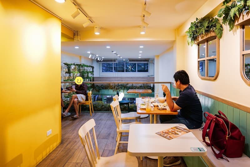 Jones' Salad สาขา ศาลาแดง (Saladaeng)