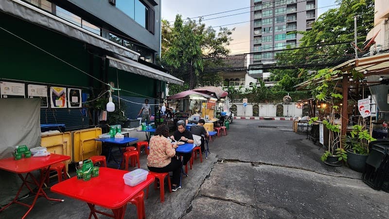 Khun Ake Mam Ari Pad Thai