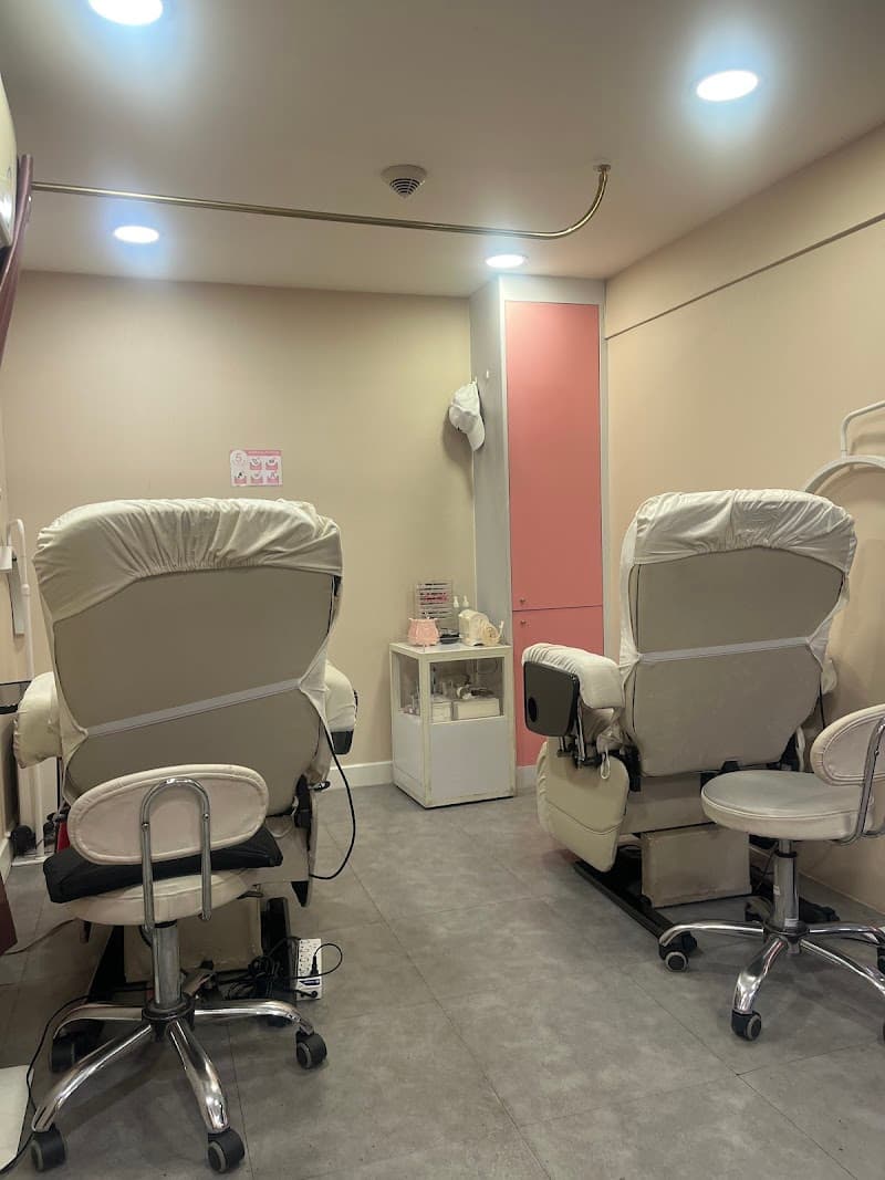 Lashury Eyelash Salon - BTS Onnut [ร้านต่อขนตาสัญชาติญี่ปุ่น ในสถานีรถไฟฟ้า - Eyelash Lifting, Eyelash Extensions]