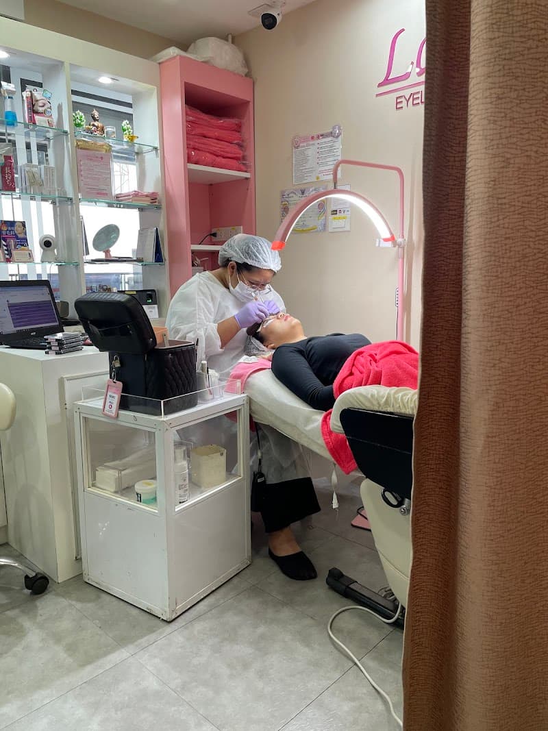 Lashury Eyelash Salon - BTS Ploenchit [ร้านต่อขนตาสัญชาติญี่ปุ่น ในสถานีรถไฟฟ้า - Eyelash Lifting, Eyelash Extensions]