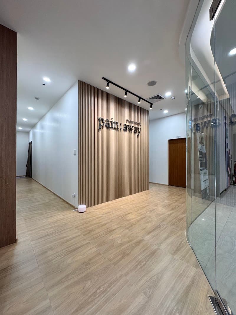 Pain away massage physical therapy silom Taniya(日本人の治療院です)