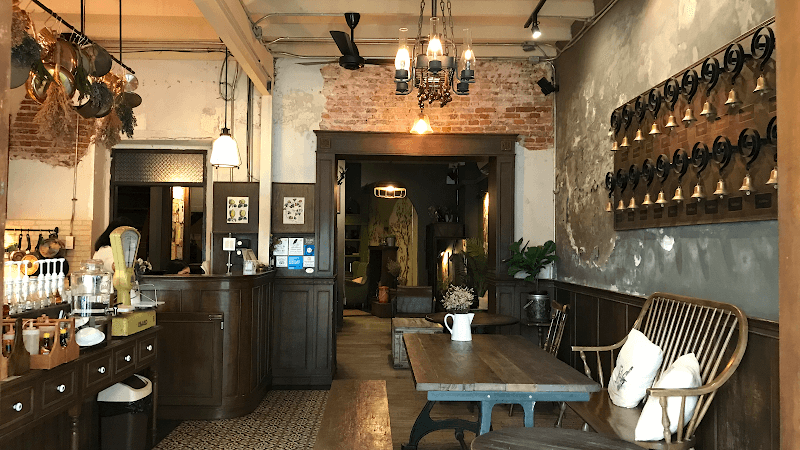 Petit Peyton Traveloque Cafe