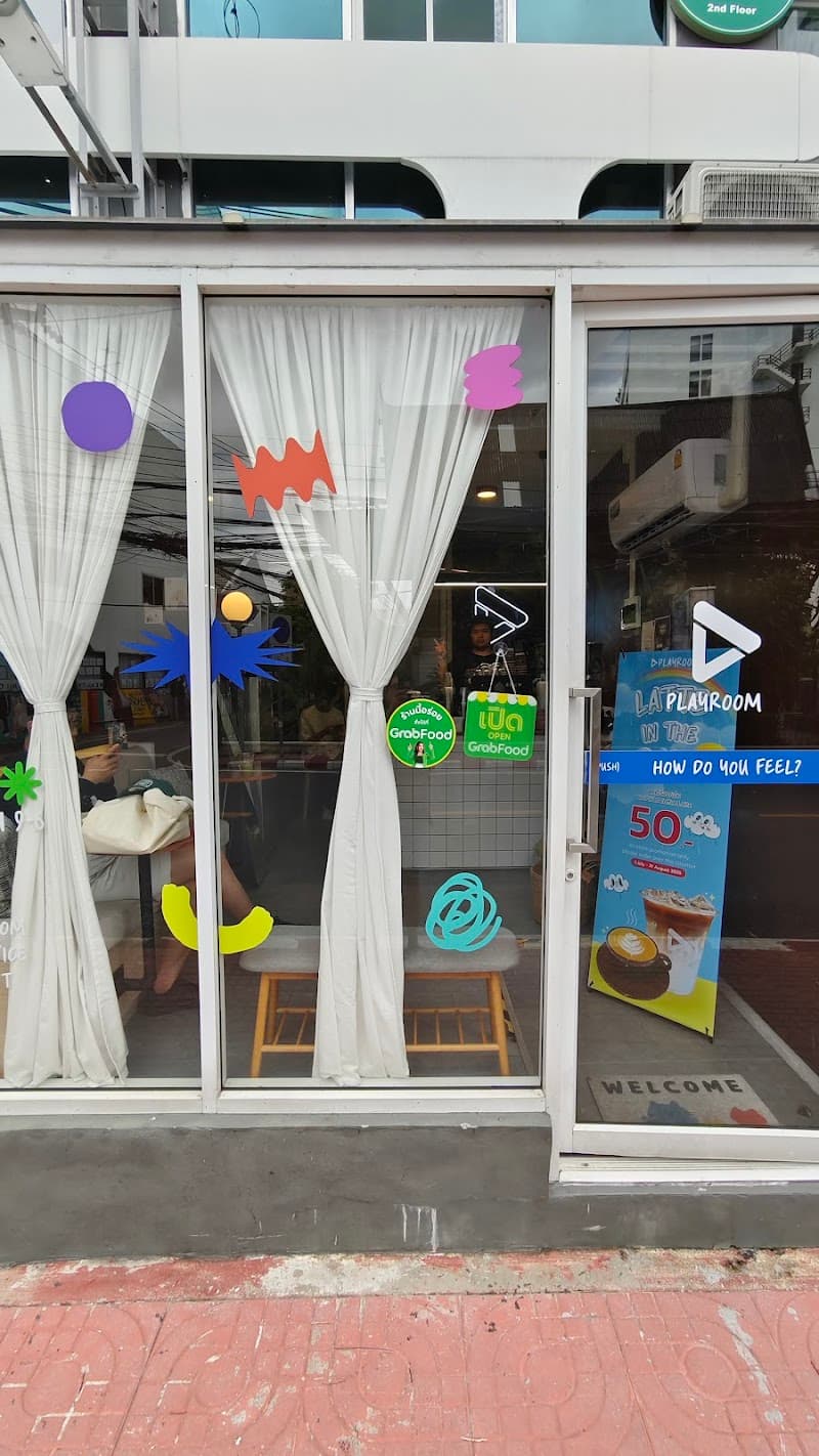 Playroom Work & Drink Ari