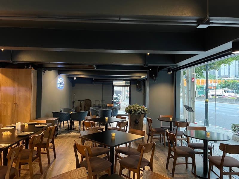 Snobbish Restaurant & Bar