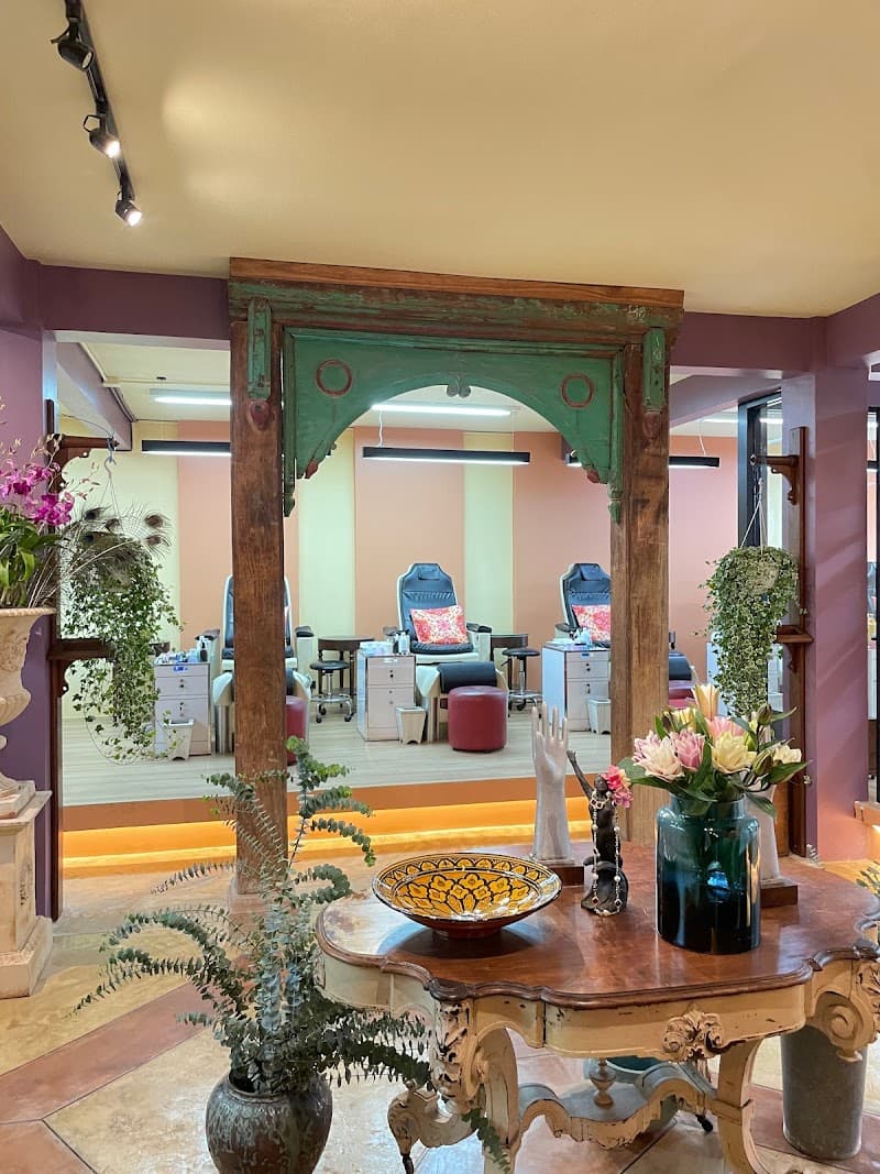 Ten Ten Hair & Nail Spa เท็นเท็นร้านเล็บ