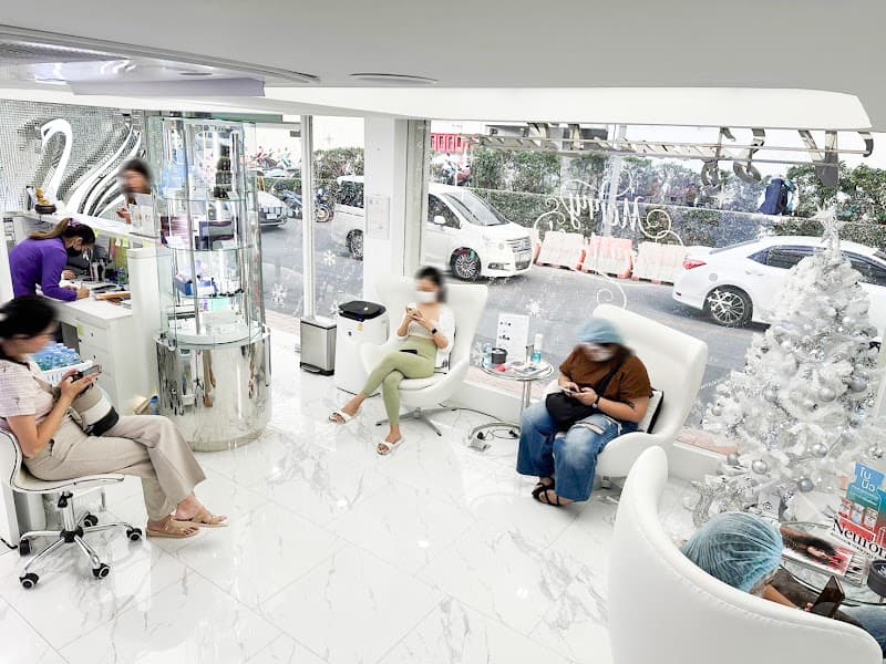 V Square Clinic Emquatier