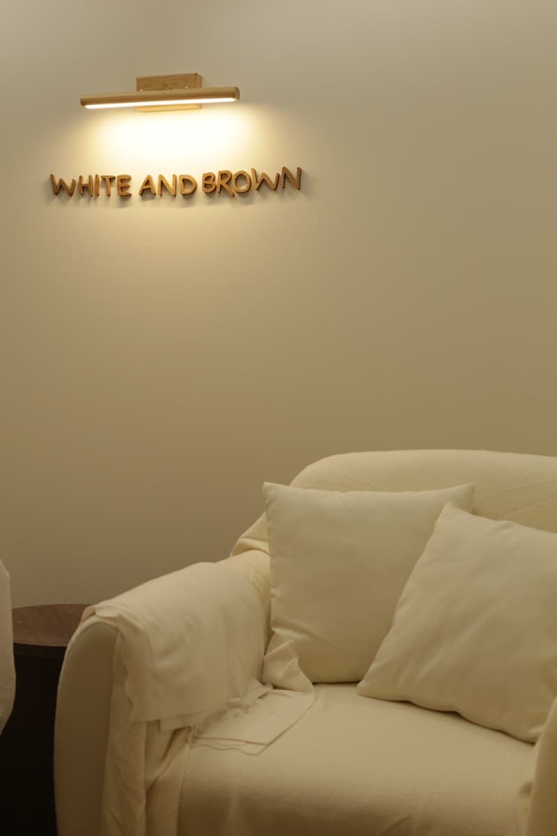 WHITE AND BROWN Nails