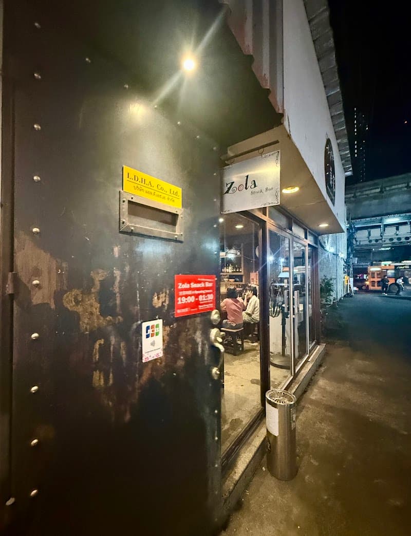 Zola Snack Bar バー