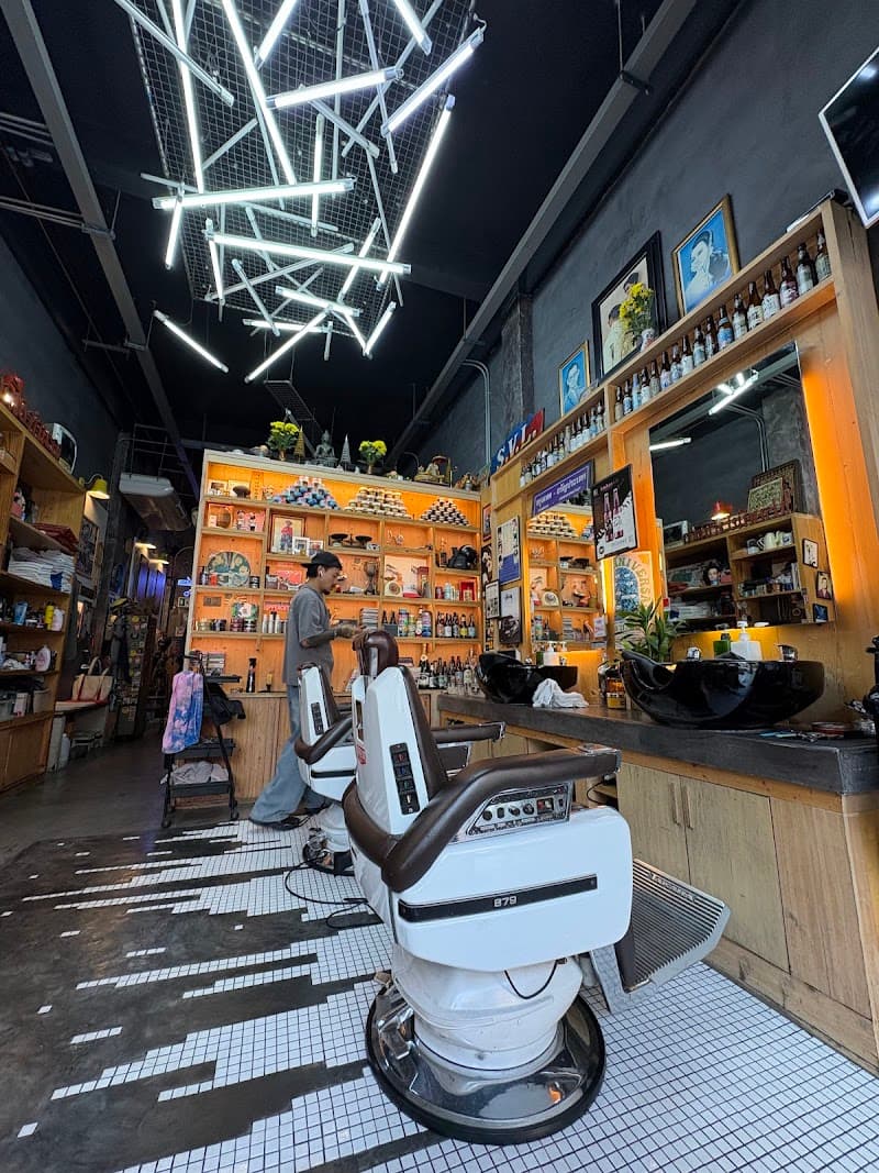 Tew's Barber Shop Ekamai