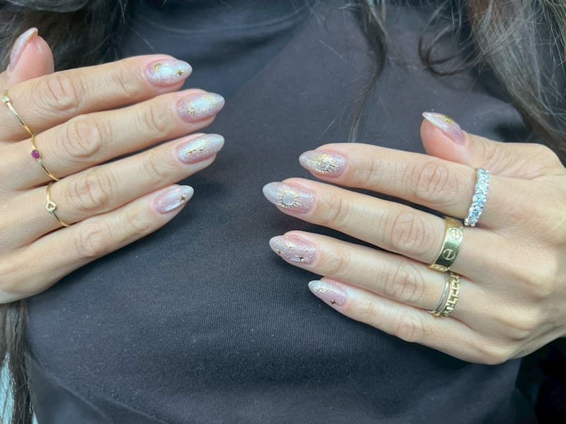 tiara nail•lash•brow 美容店